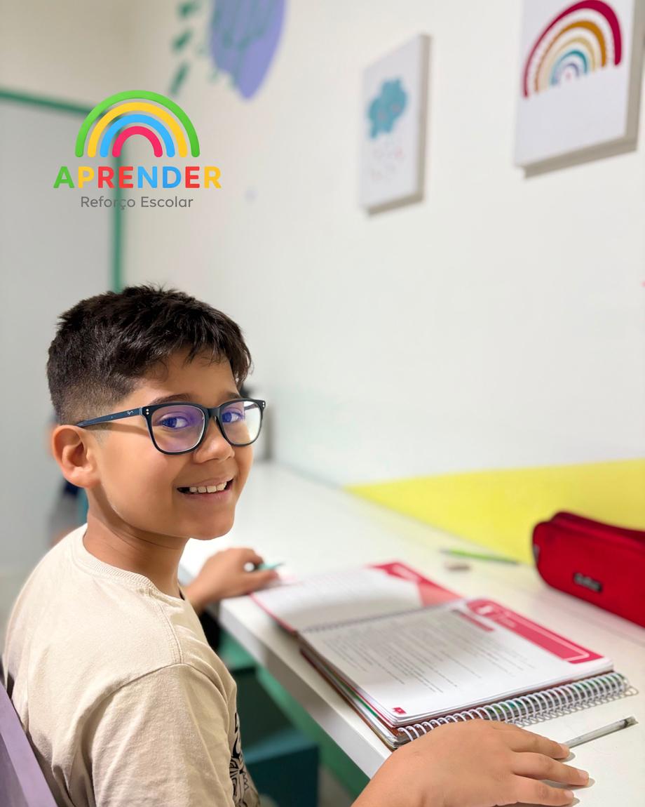 Aluno estudando no Aprender Reforço Escolar