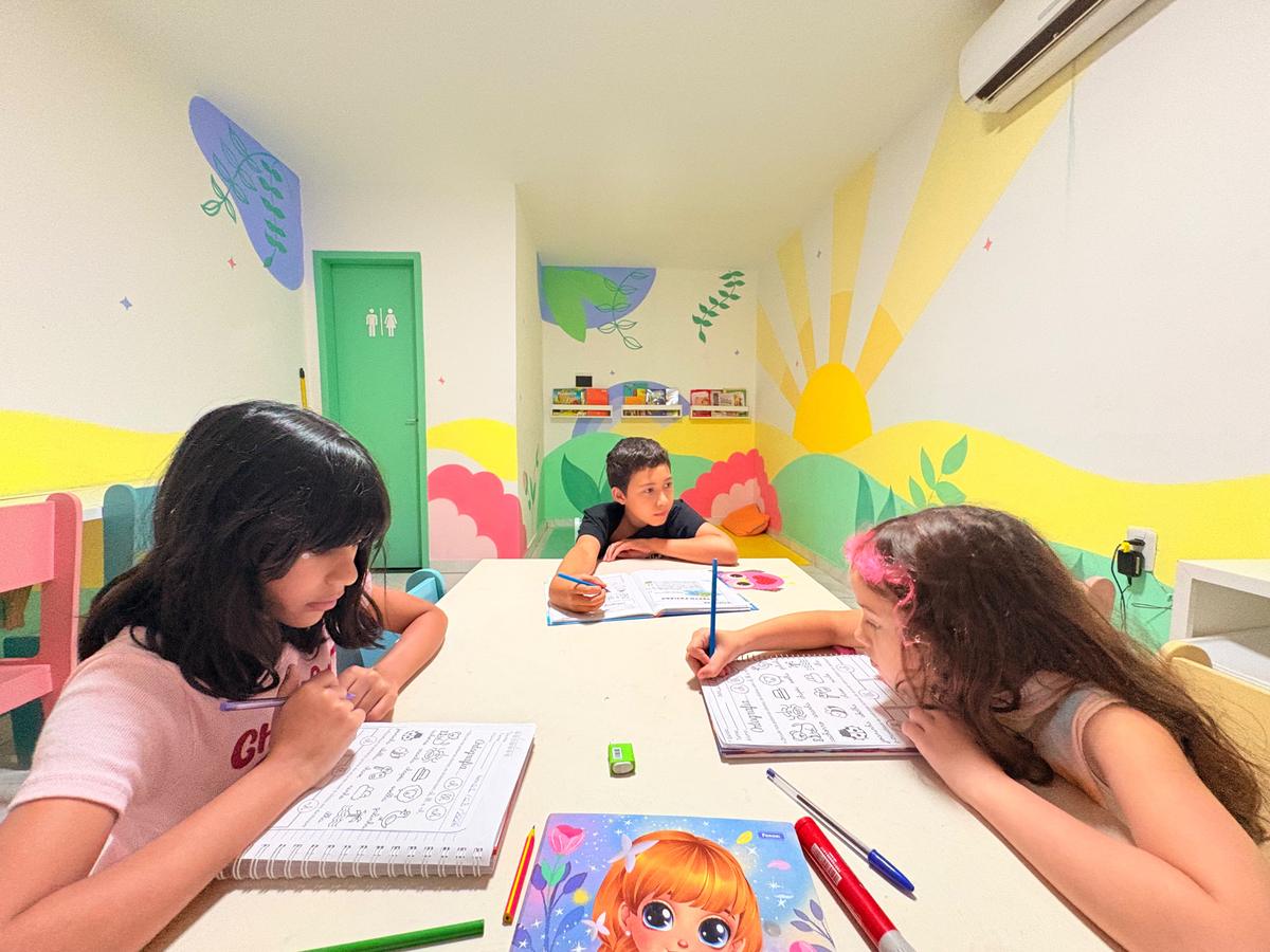 Crianças estudando juntas na sala